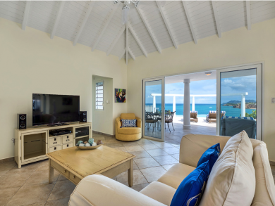 Dramatic Views from Hill Perched Villa!
